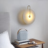 Wandgemonteerde LED-lamp in alabasterafwerking